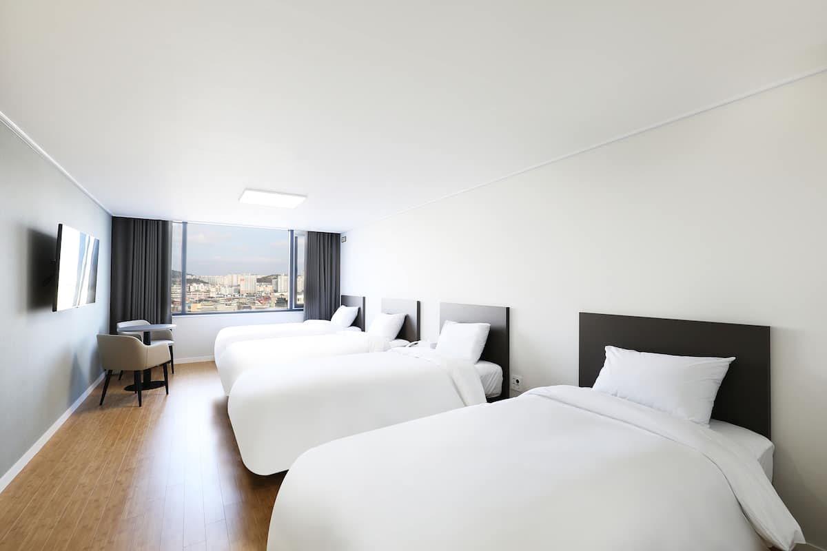 2 habitaciones, ropa de cama hipoalergénica y cortinas blackout
