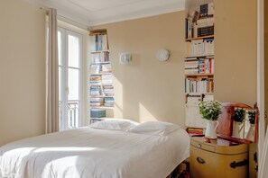 3 bedrooms, desk, WiFi, bed sheets - Sunflower Soul, by Veeve (Paris)