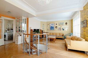 Interior - Sunflower Soul, by Veeve (Paris)