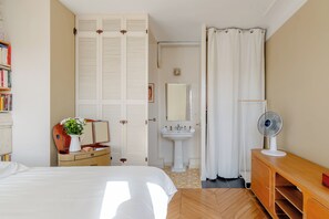 3 bedrooms, desk, WiFi, bed sheets - Sunflower Soul, by Veeve (Paris)
