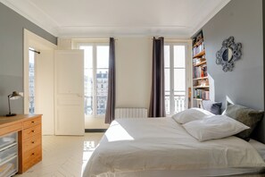 3 bedrooms, desk, WiFi, bed sheets