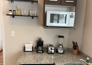 Four à micro-ondes, surface de cuisson, cafetière-théière, grille-pain