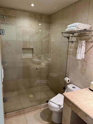 Douche, sèche-cheveux, serviettes fournies