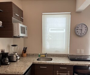 Microondas, parrilla de estufa, cafetera y tetera y tostadora 