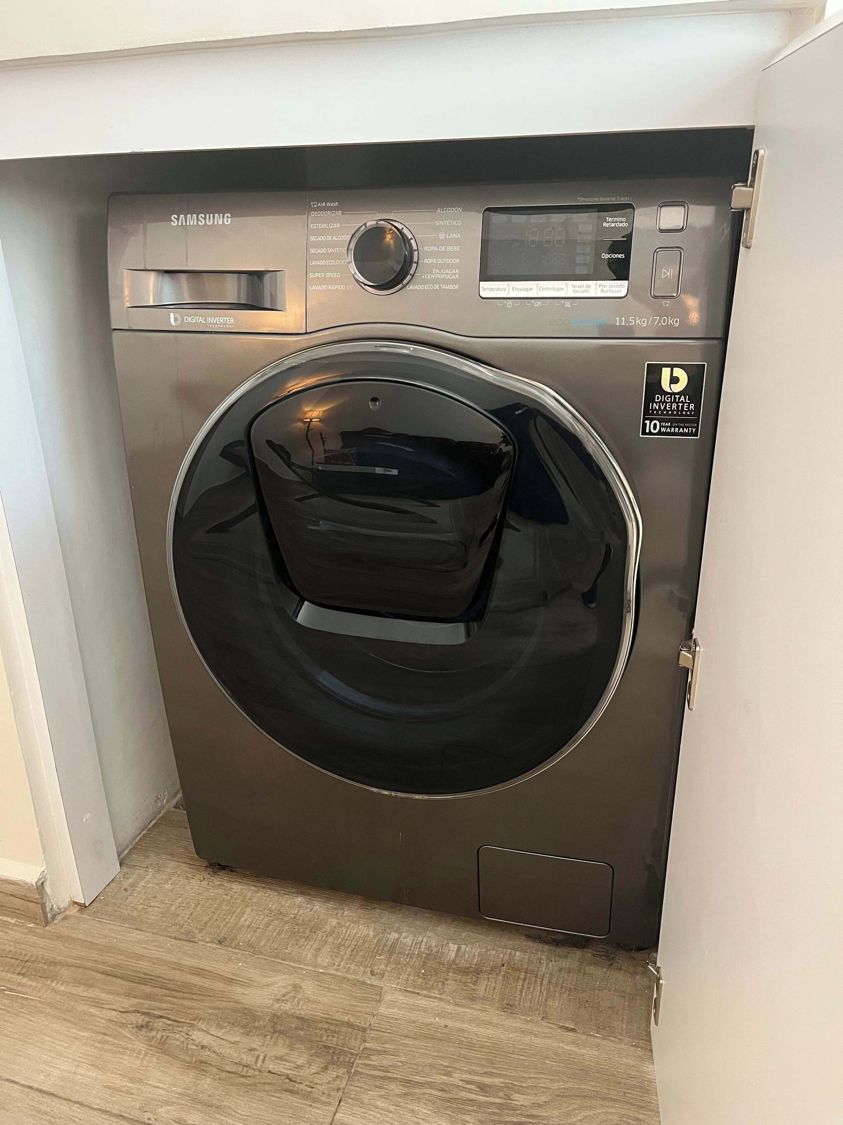 Une machine à laver Samsung à variateur de vitesse numérique, dotée d’un écran numérique, d’un panneau de commande et d’un autocollant indiquant une garantie de 10 ans.