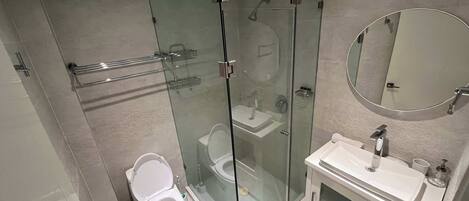 Dusche, Haartrockner, Handtücher, Shampoo
