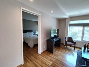 1 bedroom, desk, iron/ironing board, WiFi