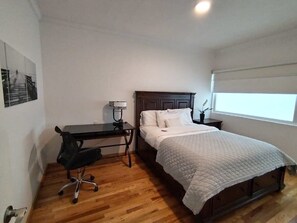 1 dormitorio, escritorio, tabla de planchar con plancha y wifi