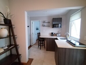Microondas, placa de cocina, cafetera o tetera y tostadora