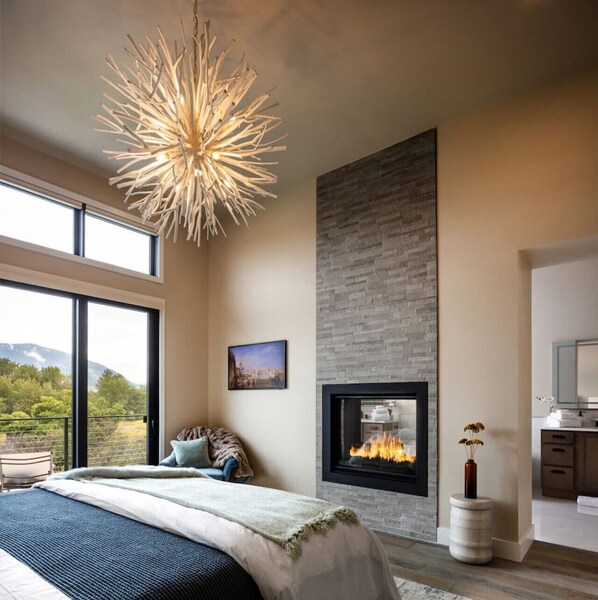 4 bedrooms, desk, iron/ironing board, travel crib