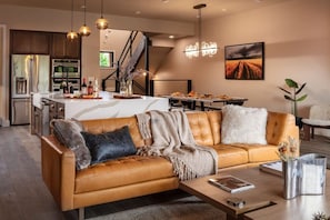 Smart TV, chimenea, estéreo