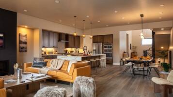 Smart TV, caminetto, impianto stereo