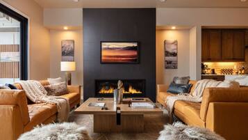 Een smart-tv, een open haard en een stereo