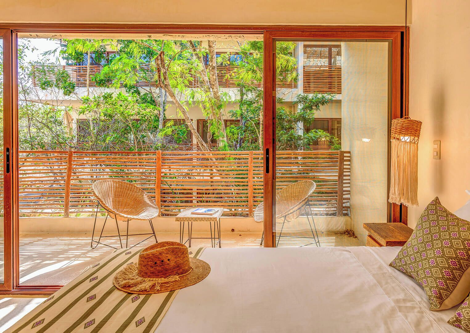 10 多间卧室、客房内保险箱、办公桌、熨斗/熨衣板