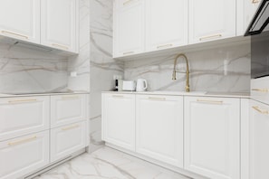 Frigorifero, forno, piano cottura, lavastoviglie