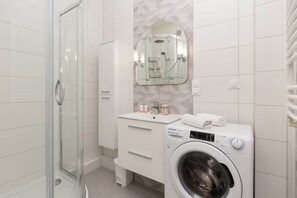 Dusche, Haartrockner, Shampoo