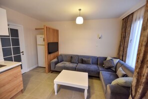 Apartment, Balcony, Sea View | Living room | 32-inch LCD TV with satellite channels