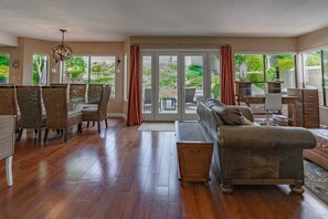 Una televisión, una chimenea, una oficina