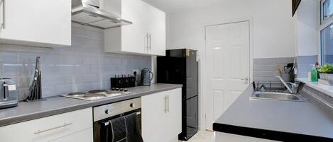 Kylskåp, mikrovågsugn, ugn och spishäll