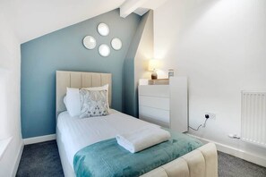 2 bedrooms, iron/ironing board, WiFi, bed sheets