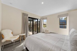 4 bedrooms, iron/ironing board, free WiFi, bed sheets - River Retreat in Turangi -Pets, Wi-Fi,  wood burner for cooler days,  spa, close to nature walks (Tūrangi)