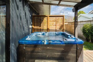 Outdoor spa tub - River Retreat in Turangi -Pets, Wi-Fi,  wood burner for cooler days,  spa, close to nature walks (Tūrangi)