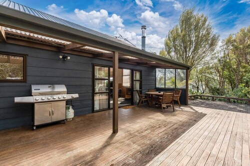 River Retreat in Turangi -Pets, Wi-Fi,  wood burner for cooler days,  spa, close to nature walks