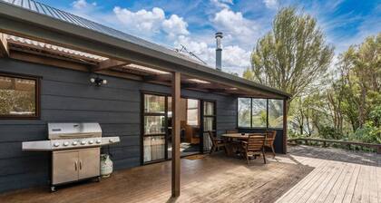 River Retreat in Turangi -Pets, Wi-Fi, wood burner for cooler days, spa, close to nature walks