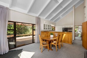 Dining - River Retreat in Turangi -Pets, Wi-Fi,  wood burner for cooler days,  spa, close to nature walks (Tūrangi)