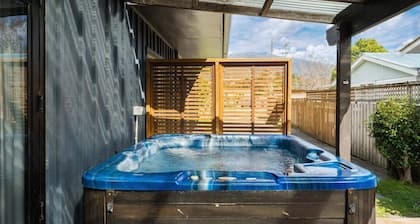 River Retreat, spa, pets, Wi-Fi