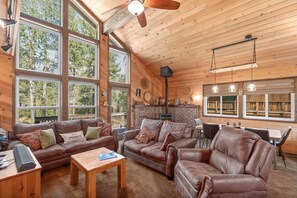 Una televisión, una chimenea