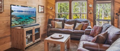 Een televisie en een open haard