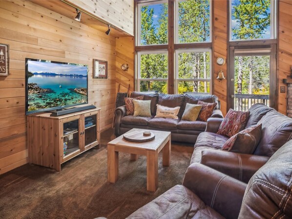 Una televisión, una chimenea