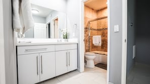 Hair dryer, towels, soap, shampoo - Studio City 2bed Aprtment (Burbank)