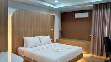 Escritorio, cortinas blackout, wifi gratis y ropa de cama