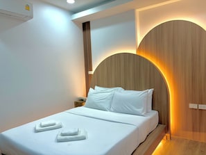 Habitación estándar doble | Escritorio, cortinas opacas, wifi gratis y ropa de cama