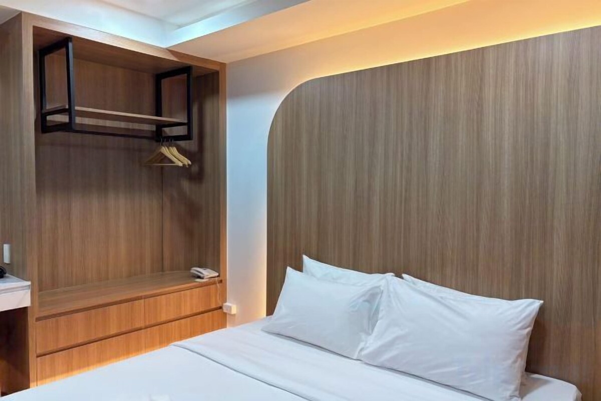 Desk, blackout drapes, WiFi (free), bed sheets