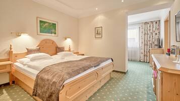 1 sovrum, allergitestade sängkläder och värdeförvaringsskåp på rummet