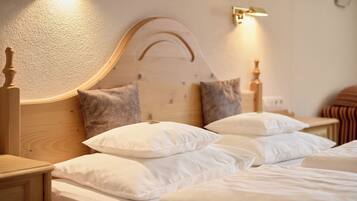 Hypo-allergenic bedding, in-room safe, desk, blackout drapes