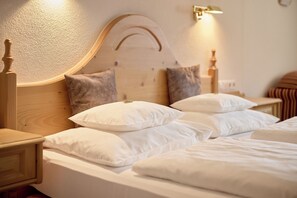 Hypo-allergenic bedding, in-room safe, desk, blackout drapes
