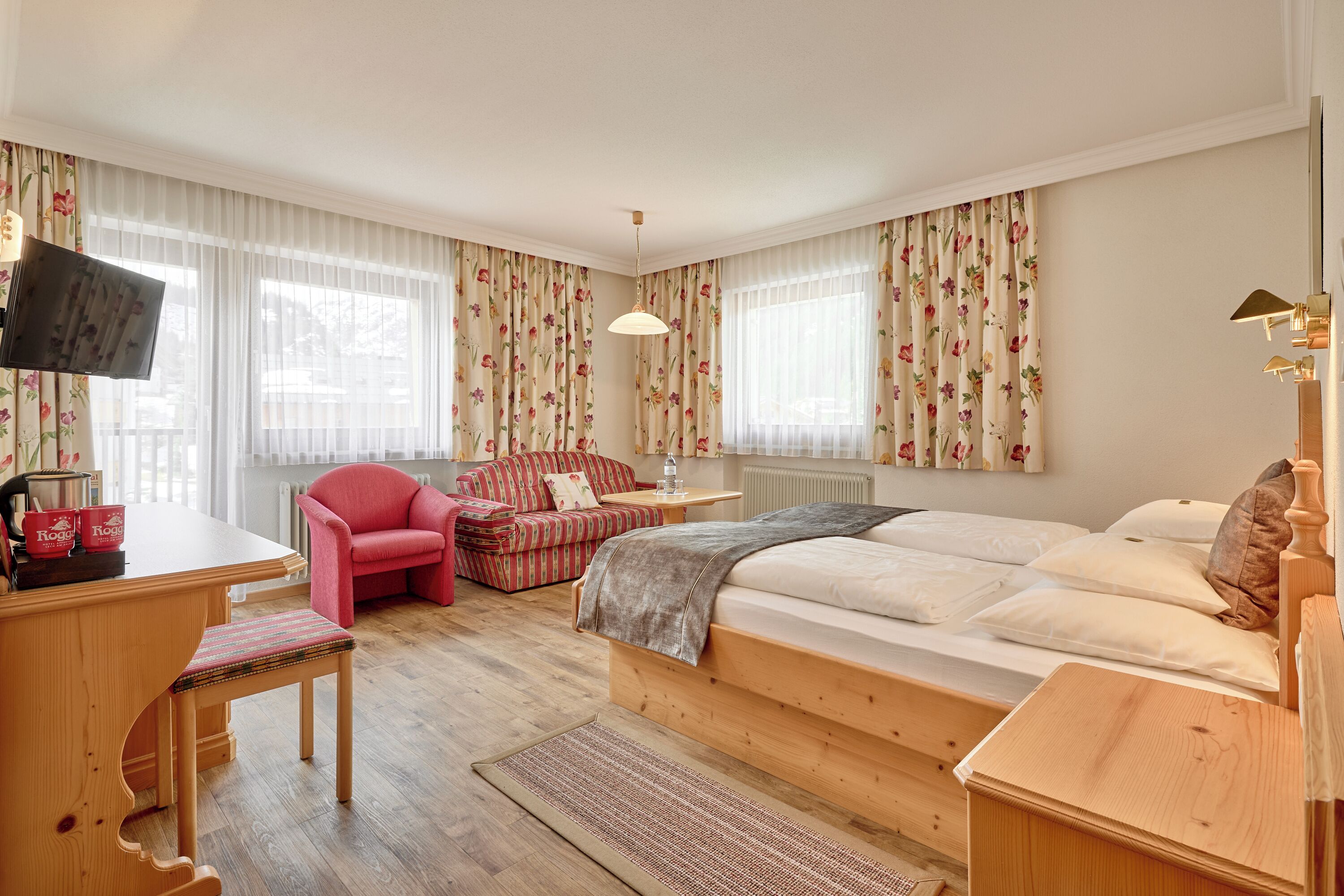 Ropa de cama hipoalergénica y caja de seguridad en la habitación 