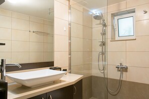 Dusche, Haartrockner, Handtücher, Seife