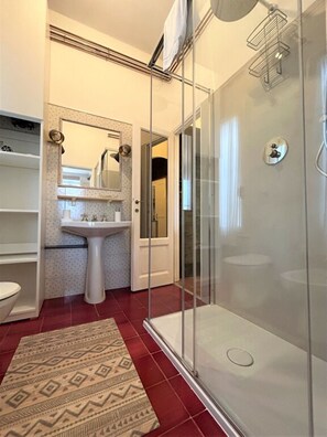 Een douche, een haardroger, een bidet, handdoeken