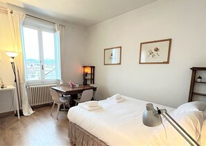 1 chambre, bureau, fer et planche à repasser, Wi-Fi gratuit