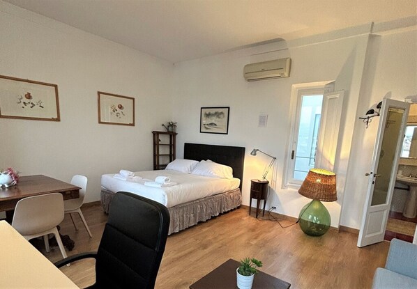 1 slaapkamer, een bureau, een strijkplank/strijkijzer, gratis wifi