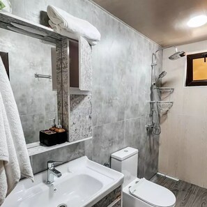 Een douche, een regendouche, een haardroger, pantoffels
