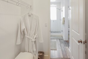 Combined shower/tub, towels