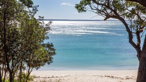 På stranden