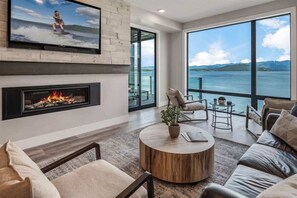 Smart-TV, Kamin, Arbeitsbereiche