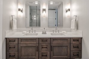 Bathtub, hair dryer - Exclusive Seasons 8 Waterfront, Beach, Rooftop Bar (Sandpoint)